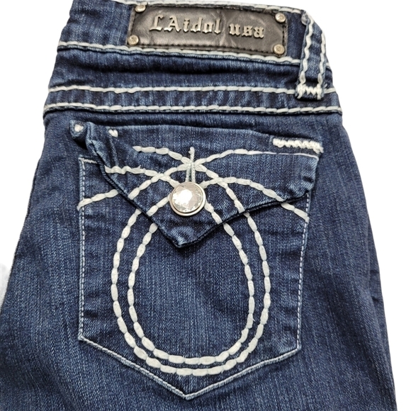 𝅺DARK Wash Denim Capris Womens Size 9  Embroidered Stitched Stretchy - Picture 7 of 8